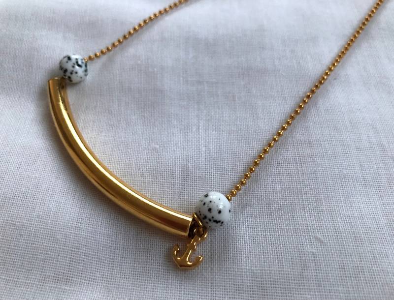 Goldene Kette Mit Röhrenperle, Weißen Perlen Und Anker Anhänger Gold von HEIDIGoldBerlin