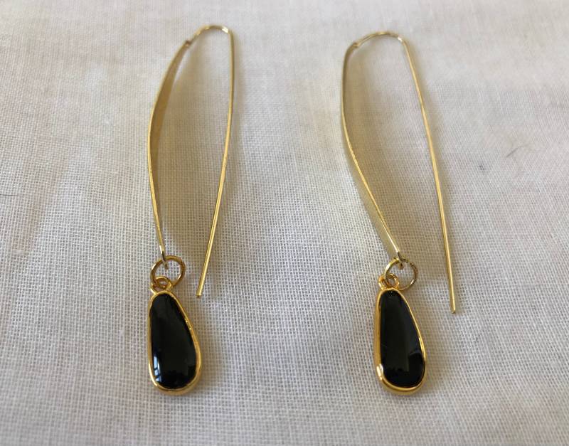 Ohrhänger Gold Mit Emailliertem Anhänger Schwarz Tropfenform von HEIDIGoldBerlin