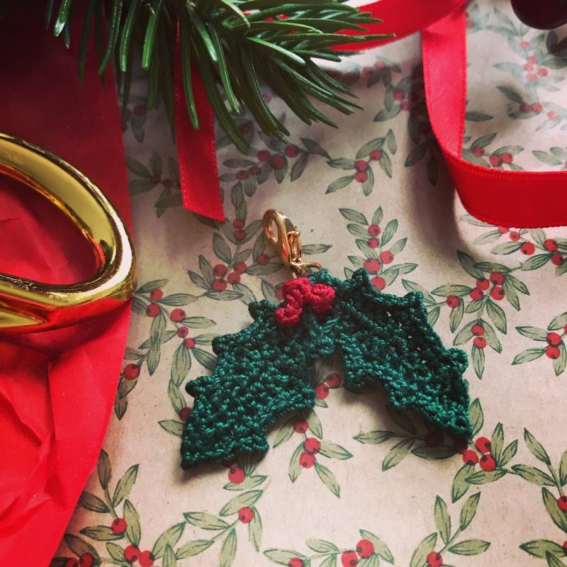 Heimarbeit - Design Federmäppchen Anhänger /Charm Hollies Heimarbeit - Design Federmäppchen Anhänger /Charm Hollies von HEIMARBEIT