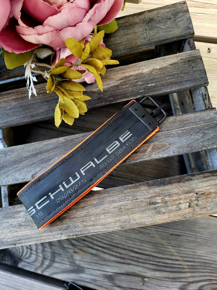 Schlüsselanhänger Fahrradschlauch Schlüssel Schlüsselbundanhänger Fahrrad Orange Schlauch Fahrradkette Fahrradreifen Nachhaligkeit Vegan von HEIMATGFAI