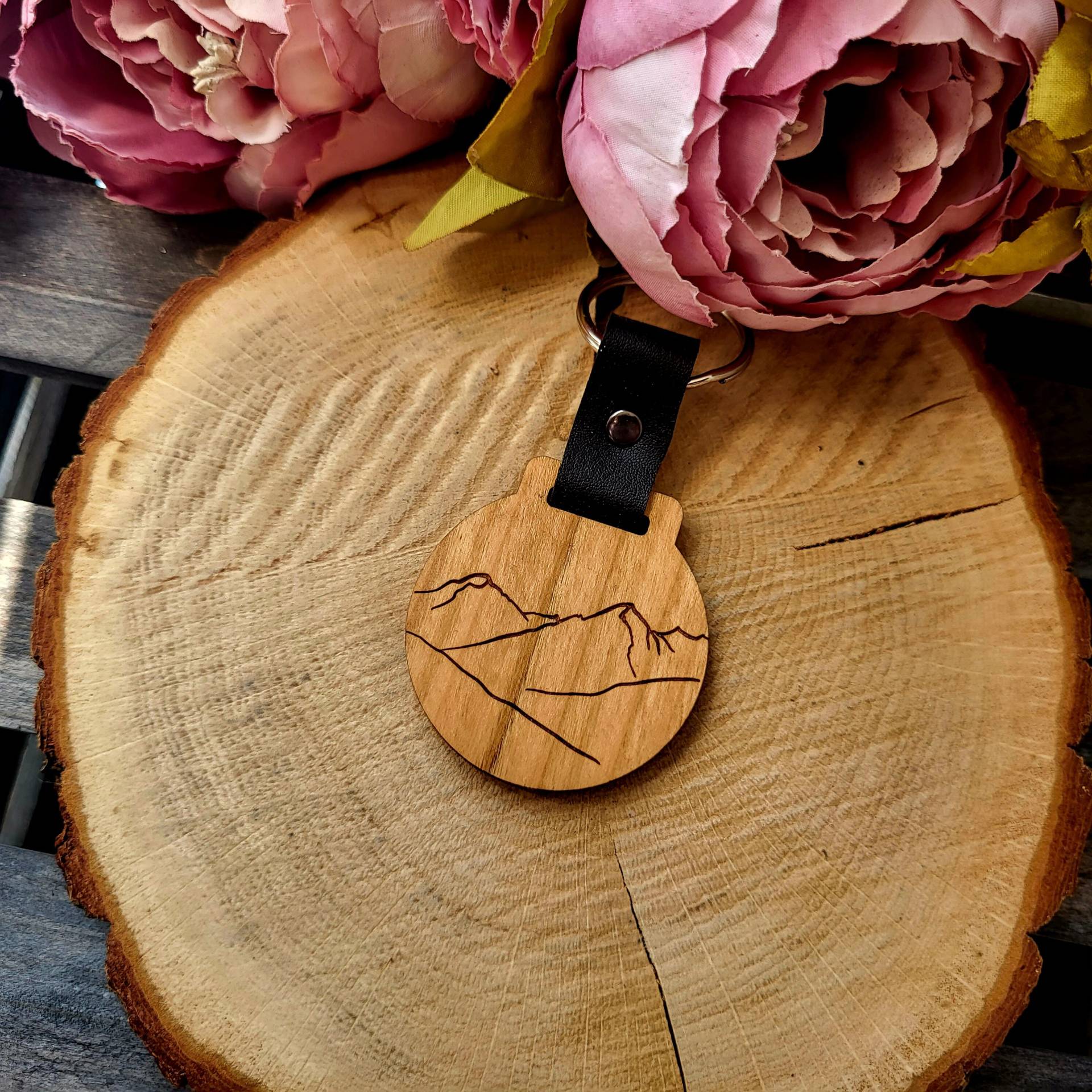 Schlüsselanhänger Schlüsselband Berg Bergmassiv Gipfel Outdoor Berge Anhänger Schmuck Holzschmuck Holzanhänger Herz Hirsch Schlüssel von HEIMATGFAI