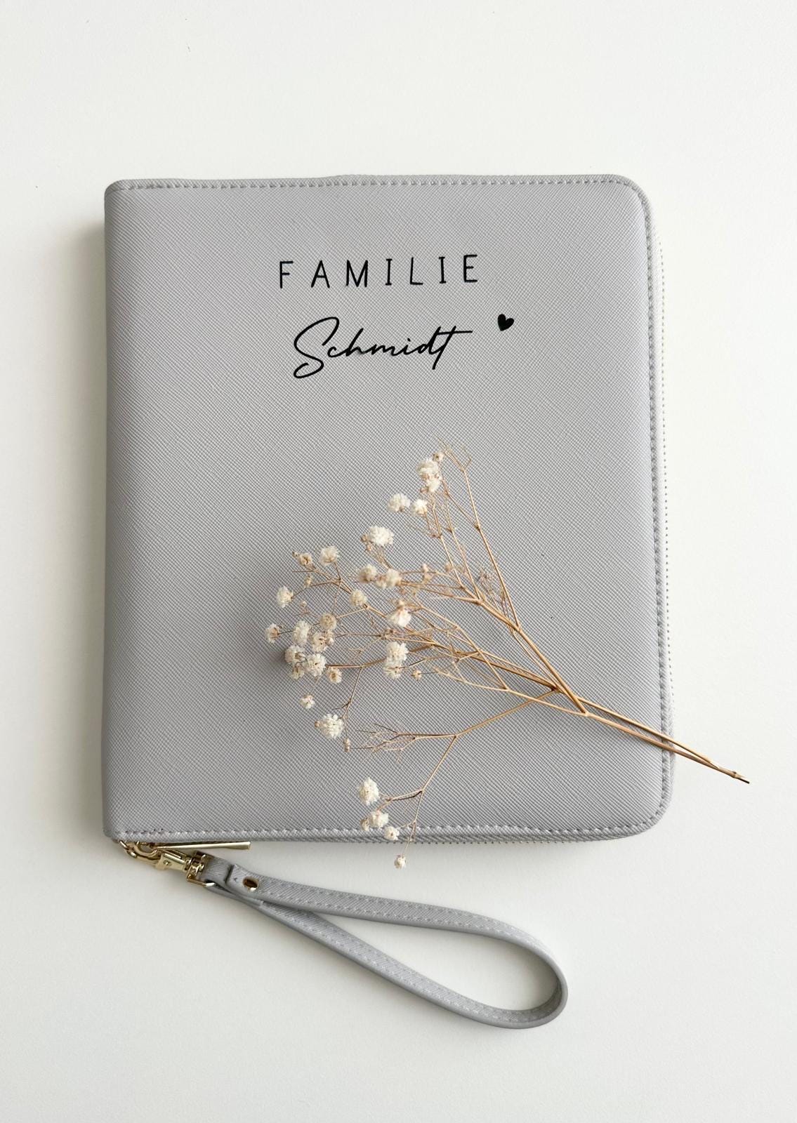 Personalisierter Reiseorganizer Aus Kunstleder - Familien-Passhülle Hellgrau von HEJCARI