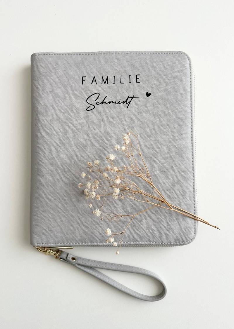Personalisierter Reiseorganizer Aus Kunstleder - Familien-Passhülle Hellgrau von HEJCARI