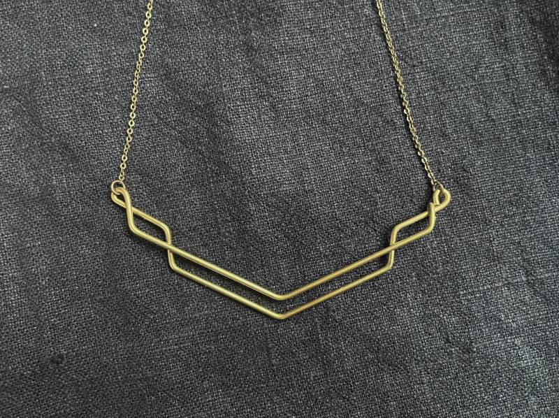 Einzeilige Chevron Halskette von HELLBENTbyBN