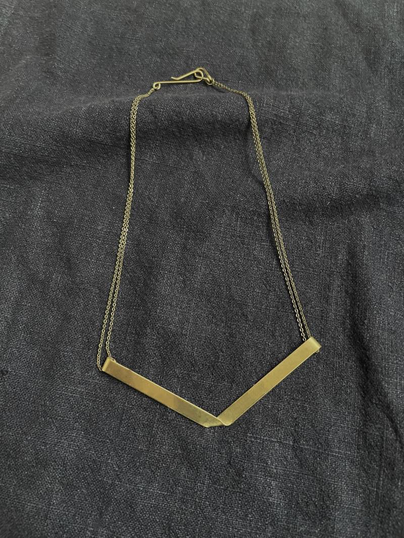 Gefaltete Chevron Halskette Gefaltete Chevron Halskette von HELLBENTbyBN