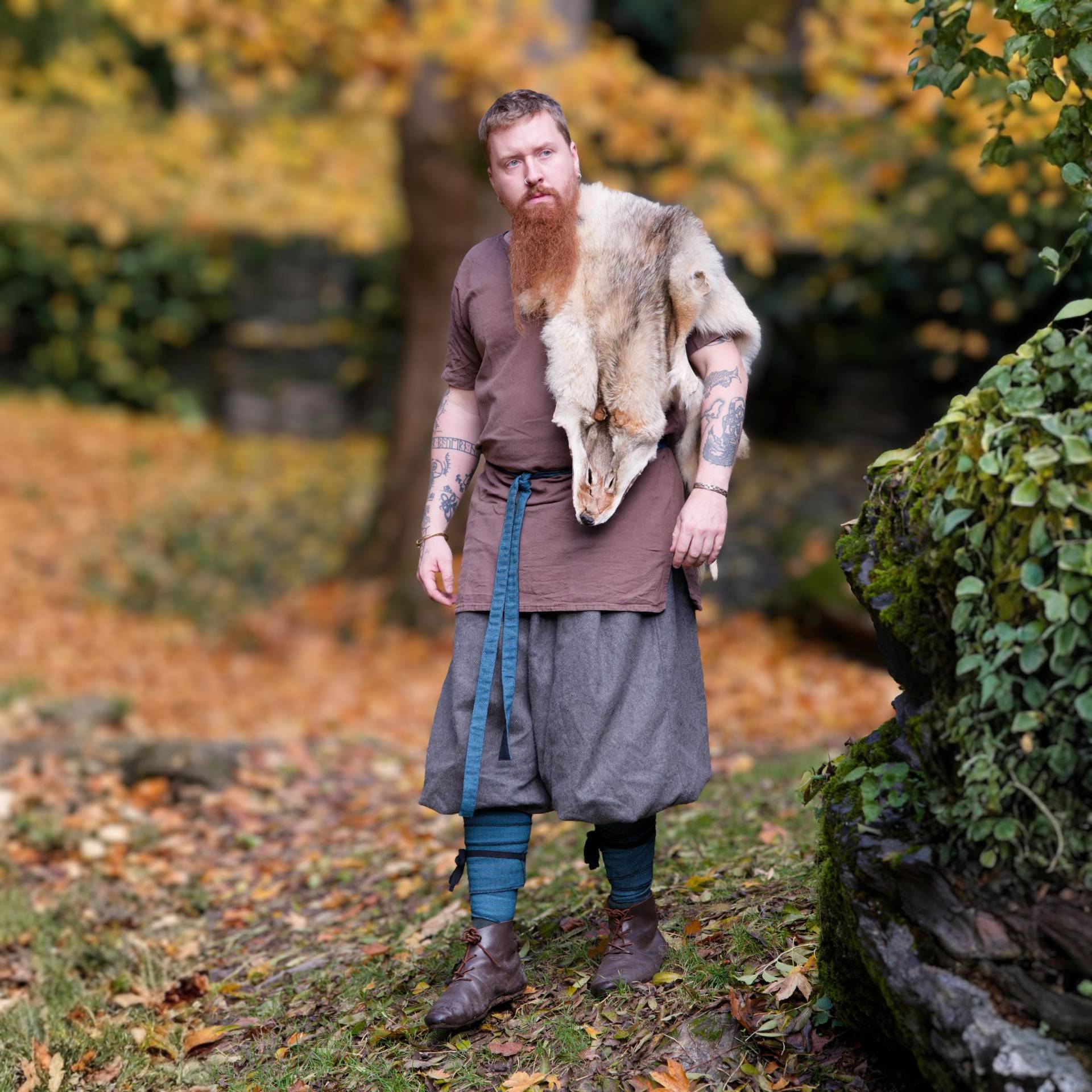 Wikinger Herren Tunika V-Kragen Kurzarm Ebo 100% Baumwolle Braun | Mittelalter Obergewand von HEMADde