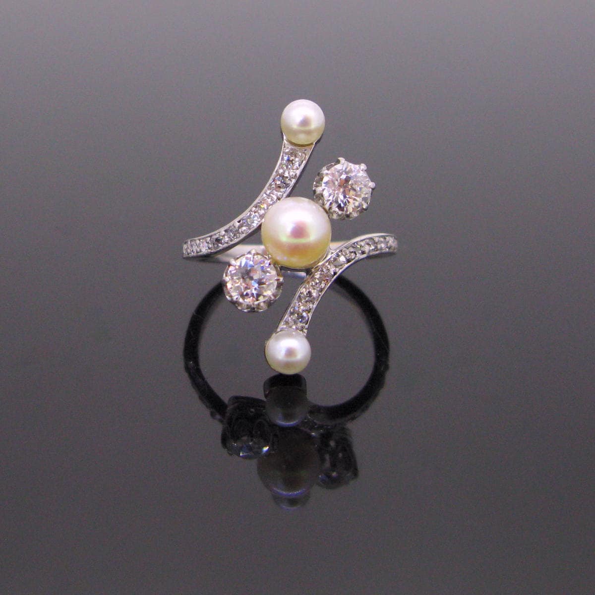 Antiker Edwardian Belle Epoque Diamanten & Perlen Ring, 18Kt Gold Und Platin, Um 1920 Antiker Edwardian Belle Epoque Diamanten & Perlen Ring, 18Kt Gold Und Platin, Um 1920 von HERITAGEMS