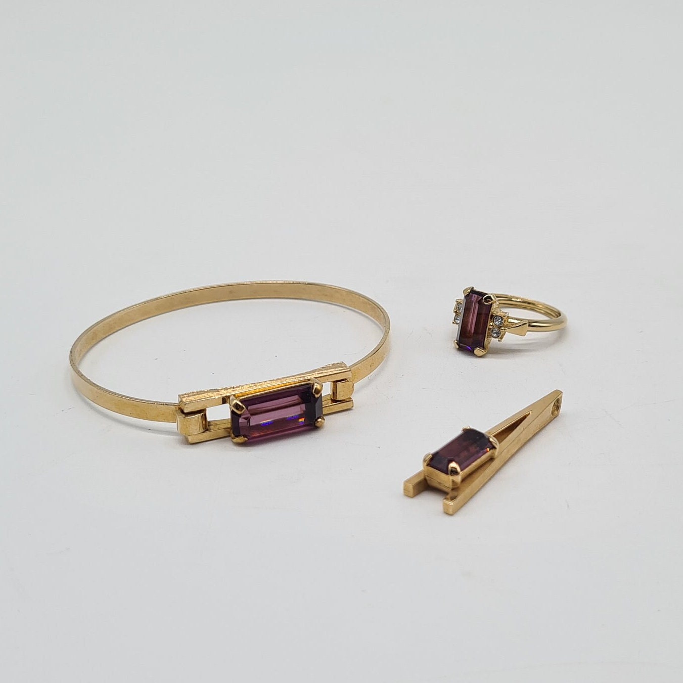 Avon Schmuckset Armreif Ring Anhänger Amethyst Lila Vintage Design Entwurf 1970Er 1980Er 70Er 80Er 70S 80S Irland Ireland Modeschmuck Vtg Avon Schmuckset Armreif Ring Anhänger Amethyst Lila Vintage Design Entwurf 1970Er 1980Er 70Er 80Er 70S 80S Irland Ireland Modeschmuck Vtg von HERRKATINSvinterior