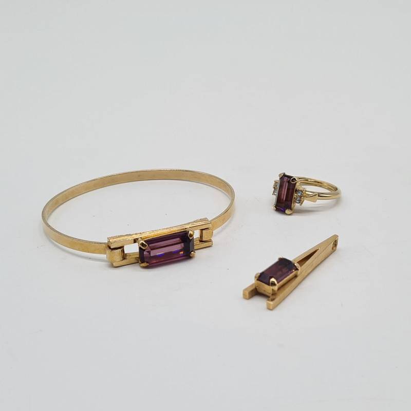 Avon Schmuckset Armreif Ring Anhänger Amethyst Lila Vintage Design Entwurf 1970Er 1980Er 70Er 80Er 70S 80S Irland Ireland Modeschmuck Vtg Avon Schmuckset Armreif Ring Anhänger Amethyst Lila Vintage Design Entwurf 1970Er 1980Er 70Er 80Er 70S 80S Irland Ireland Modeschmuck Vtg von HERRKATINSvinterior