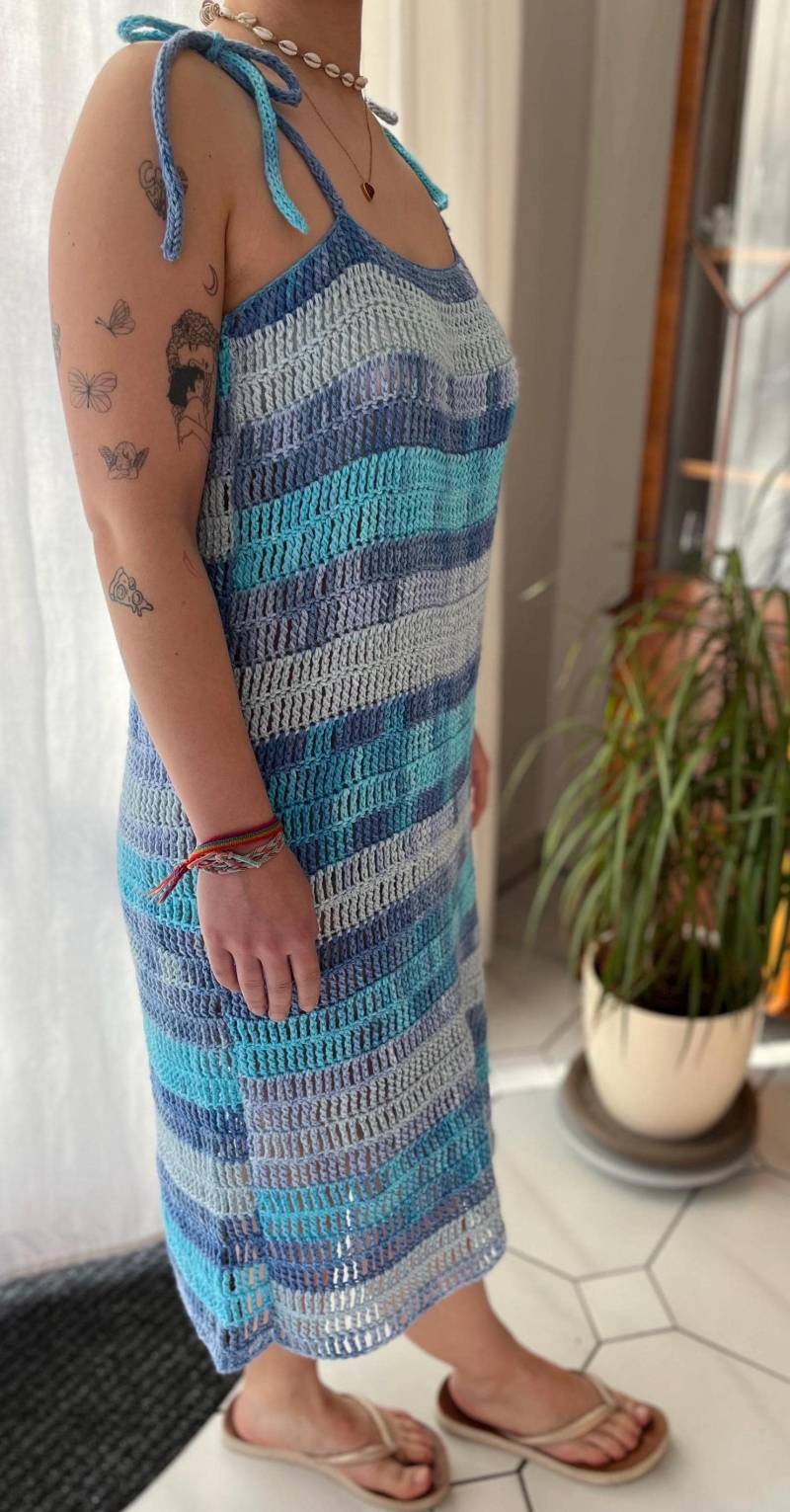 Blaues Häkelkleid Peachy Boho-Style, Strandkleid, Sommerkleid, Gehäkelt, Fishnet-Kleid, Größe S/M, Knielang von HERZSTUECKSchaetze