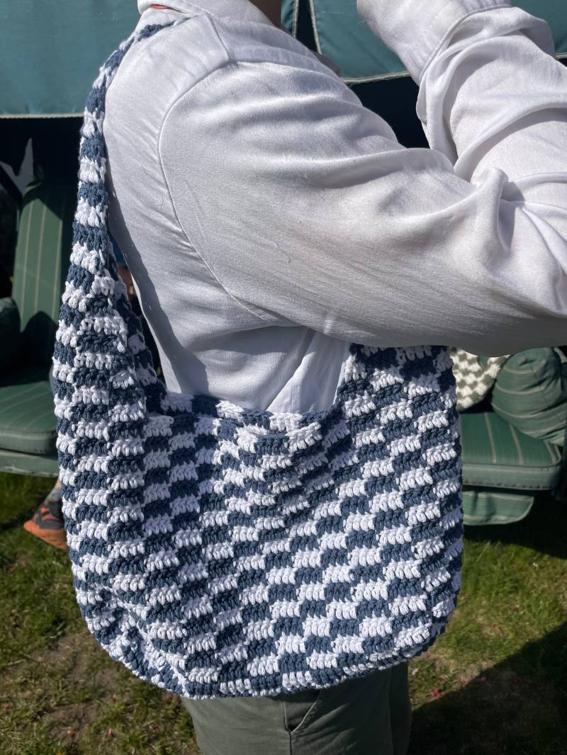 Häkeltasche Chess Schachbrettmuster, Umhängetasche, Tasche Kariert, Tote Bag, Schultertasche, Aus Recyceltem Garn, Chequered Bag, Blau/Weiß von HERZSTUECKSchaetze