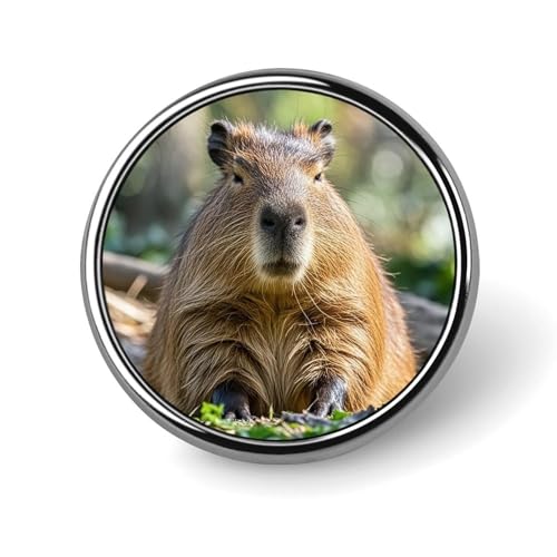 Capybara mit geschlossenen Augen, rundes Abzeichen für Männer und Frauen, langlebige und stilvolle Anstecknadeln, leichte Metallabzeichen für Hemden, Jacken, Hüte von HETVBNS
