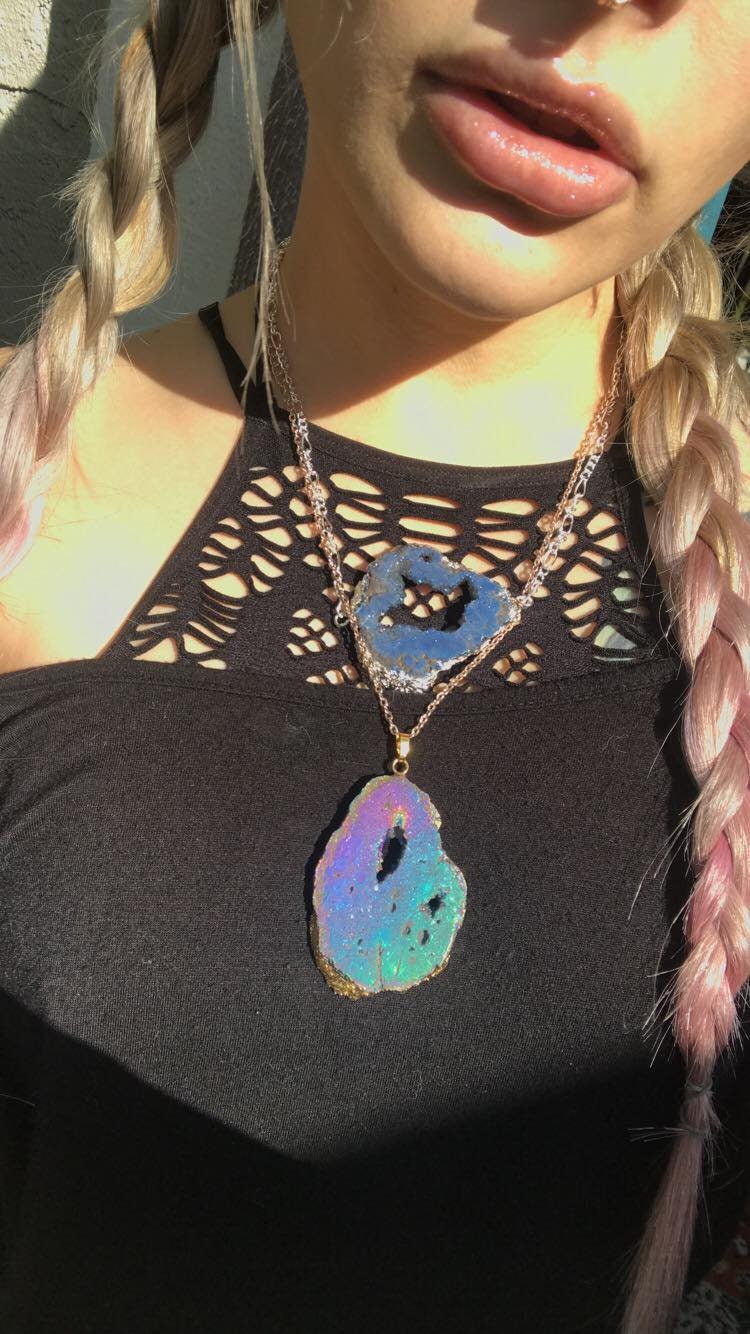 Regenbogen Geode - Scheibe Anhänger Blauen Halskette Kristall Lila Regenbogen Geode - Scheibe Anhänger Blauen Halskette Kristall Lila von HEXinc