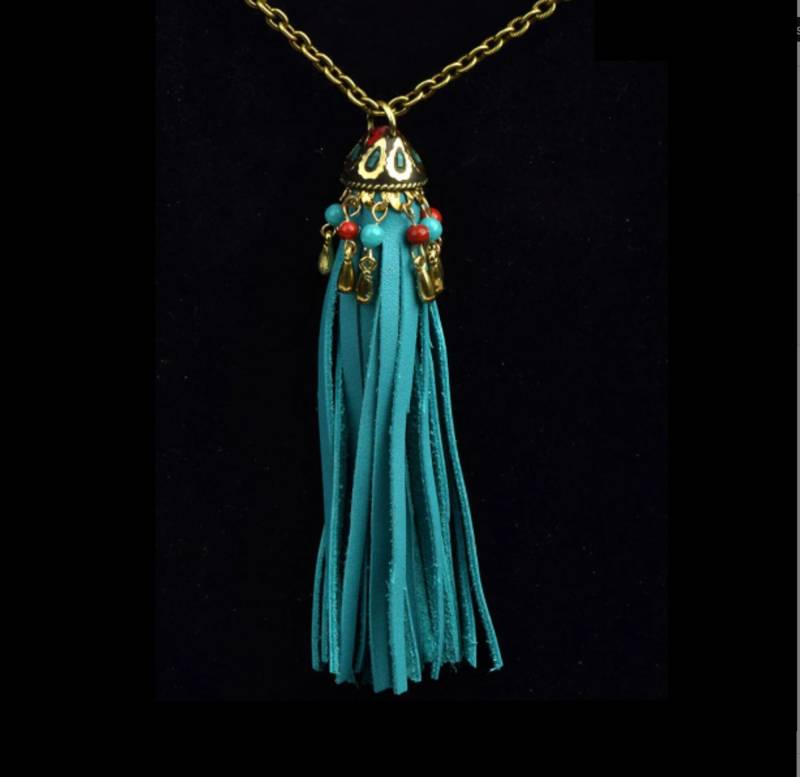 60 cm Türkis-Quasten-Halskette, Stoff-Geschenktasche, Lederfransen Mit Antiker Goldener Bezauberter Kappe An Goldkette, Handgefertigt in Den Usa 60 cm Türkis-Quasten-Halskette, Stoff-Geschenktasche, Lederfransen Mit Antiker Goldener Bezauberter Kappe An Goldkette, Handgefertigt in Den Usa von HHHdesigns
