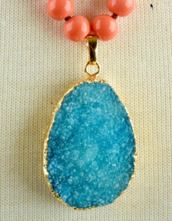 Druzy Turquoise Oval Anhänger Mit Blattgoldrand An Pfirsich Koralle Perlenkette, Perlmuttfarben Per Hand Geknüpft Druzy Turquoise Oval Anhänger Mit Blattgoldrand An Pfirsich Koralle Perlenkette, Perlmuttfarben Per Hand Geknüpft von HHHdesigns