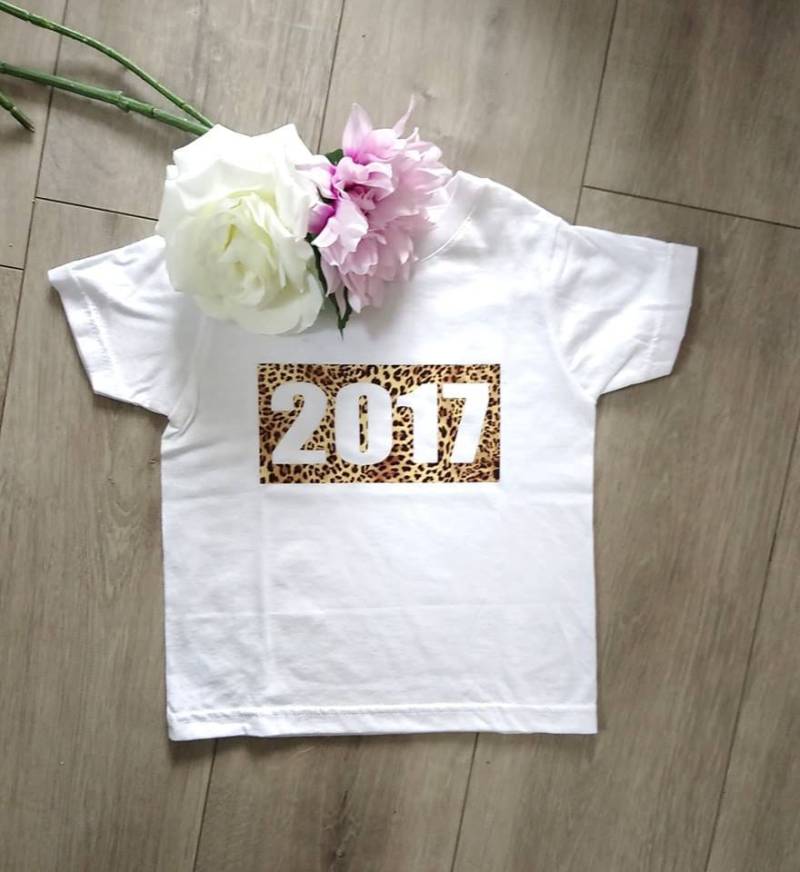 Kinder Leopard Print T-Shirt Mit Jahr Oder Namen Personalisiert Weiß Spaß Auf Trend-Mode-Animal-Print von HHdesignUK