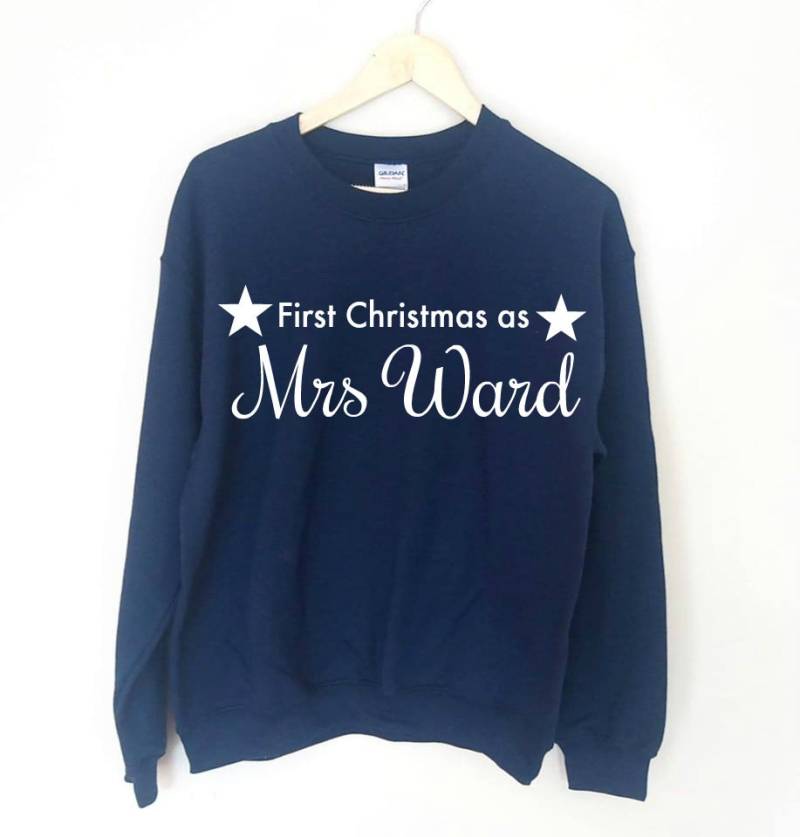 Personalisierte Erste Weihnachten Als Frau Jumper Sweatshirt Neue Braut 1. Jahrestagsgeschenk Von Mann Xmas Name Personalisiert von HHdesignUK