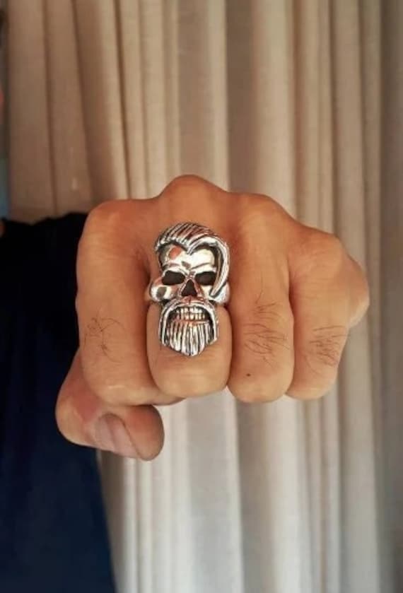 Moderner Schädel Ring, Biker Bärtiger Coole Männer Ringe, Bart Mit Fransen, Brutalist Gothic Ring von HibseaJewels