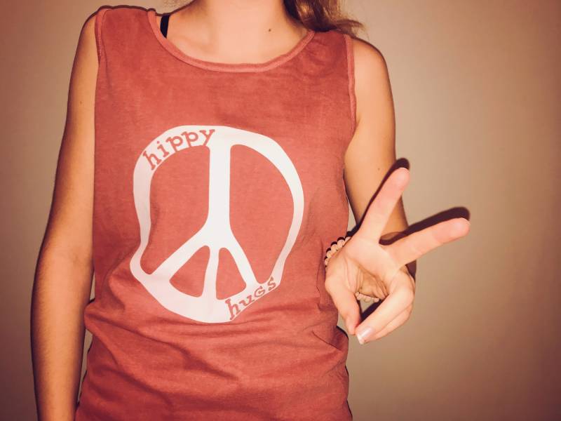 Comfort Colors - Hippie Umarmungen Frieden Zeichen -Brick Tank Comfort Colors - Hippie Umarmungen Frieden Zeichen -Brick Tank von HIPPYHUGSCo