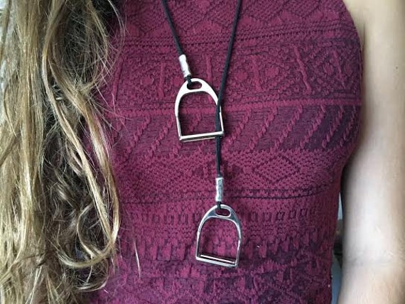 Doppelte Steigbügel-Halskette, Silberschmuck, Wildlederband, Geschenk Für Pferdeliebhaber von HITUK