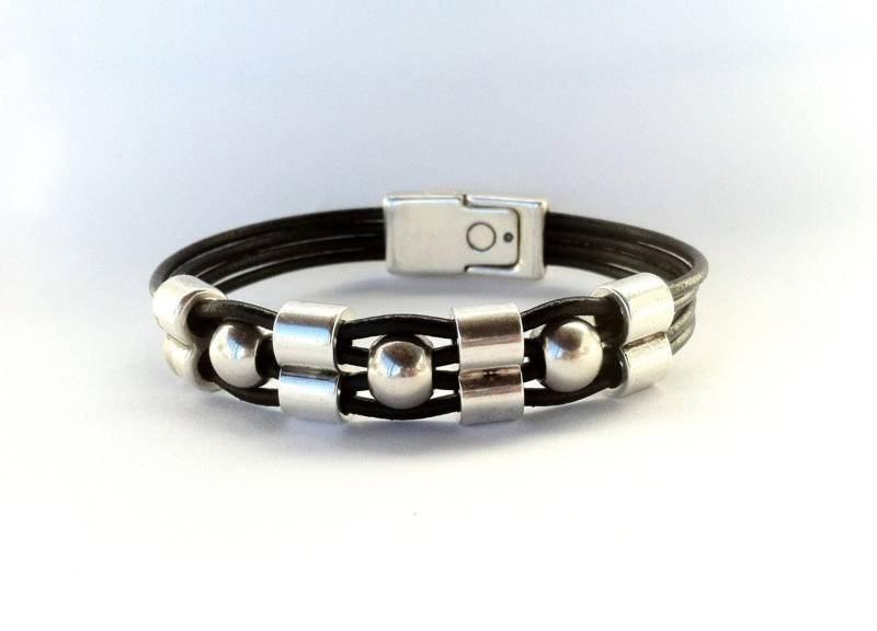 Herren Leder Armband Mit Versilberten Perlen, Magnetverschluss von HITUK