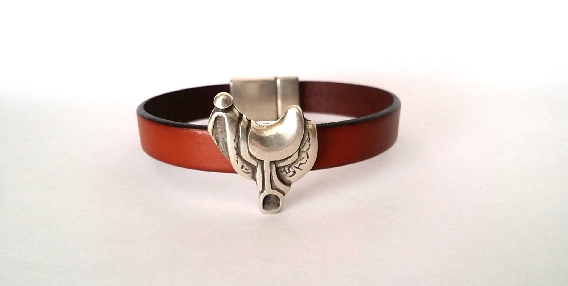 Lederarmband Pferd Sattel, Silber Überzogener Reiterschmuck von HITUK