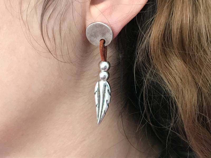 Lederohrringe, Silber Blatt Anhänger, Boho Style von HITUK