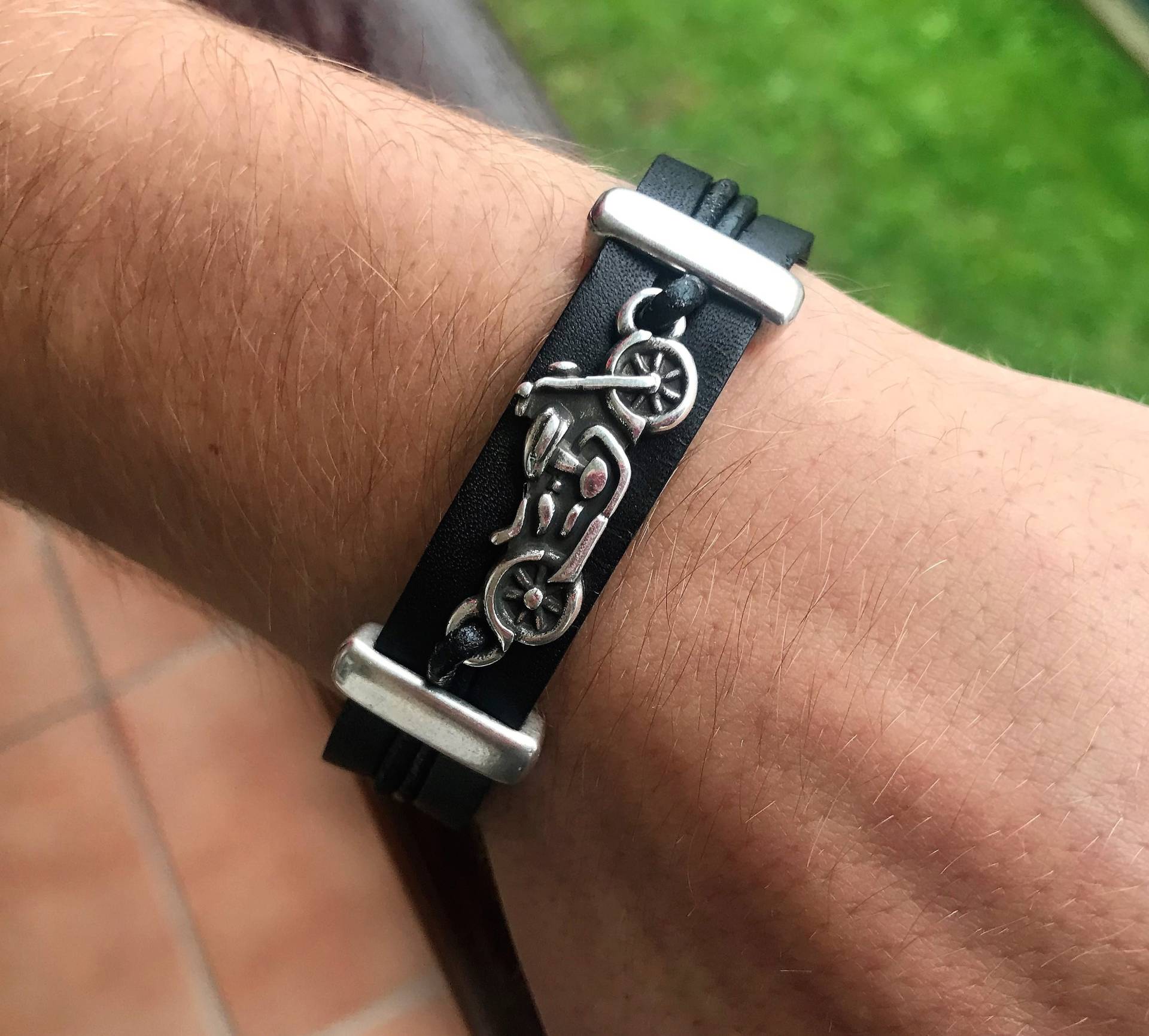 Motorrad Lederarmband, Schwarzes Leder, Originelles Geschenk Für Männer, Biker, Trendgeschenk, Armband, Herrenarmband, Motorrad-Liebhaber von HITUK