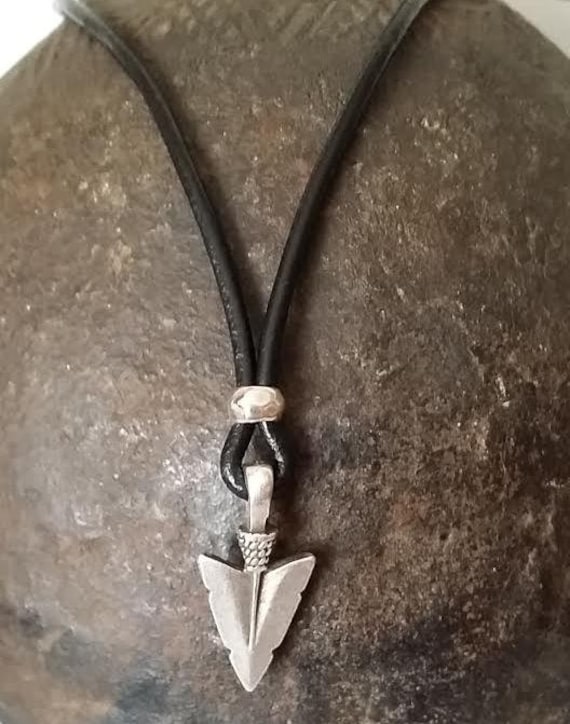 Pfeilspitze Anhänger Versilbertes Zamak, Leder Halsband von HITUK