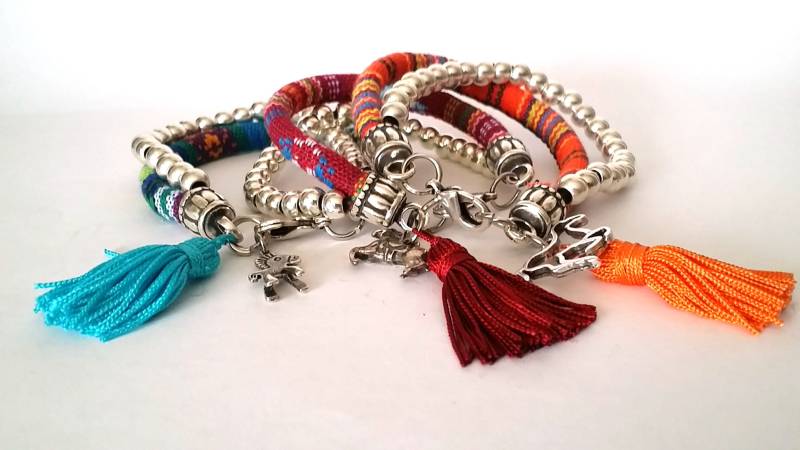 Silberne Perlen Pferde Armband, Baumwoll Stoff Boho Freundschaftsarmband von HITUK