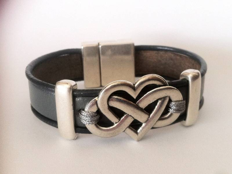 Unendlich Herzförmiges Lederarmband Silberfarbener Zamak-Verschluss, Gravur von HITUK