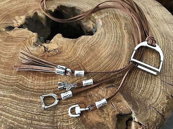 Reiter Wildleder Halskette, Steigbügel & Snaffle Bit Anhänger, Charme Halskette von HITUK