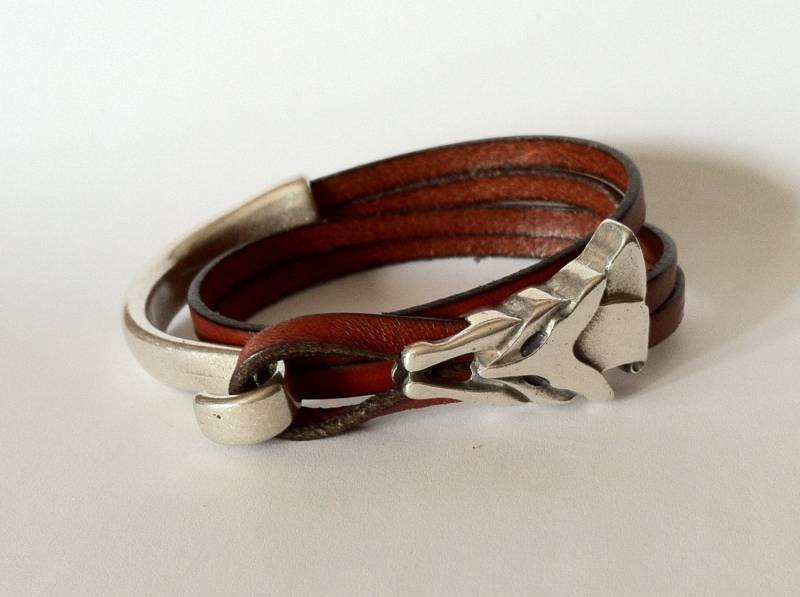 Wolf Armband, Unisex Wickelarmband Aus Braunem Leder Mit Silberfarbenem Verschluss von HITUK