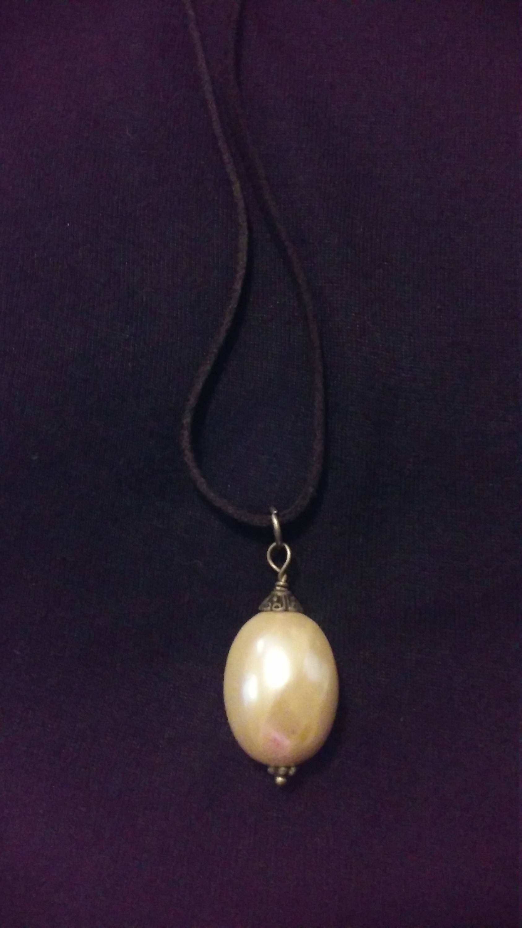 Elegante Cremeweiße Perle Mit Einem Twist Auf Einer Schwarzen Schnur Verstellbaren Verschlüssen Elegante Cremeweiße Perle Mit Einem Twist Auf Einer Schwarzen Schnur Verstellbaren Verschlüssen von HIYECreations