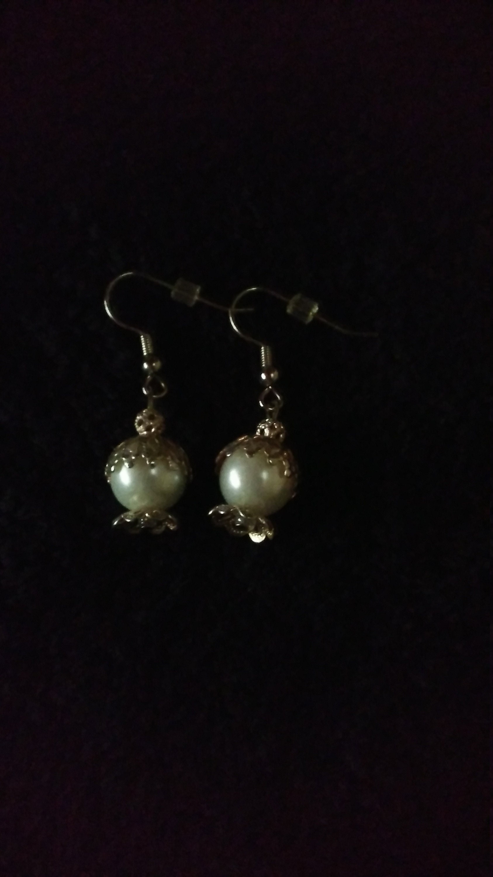Weißes Perlenohrring Set Weißes Perlenohrring Set von HIYECreations