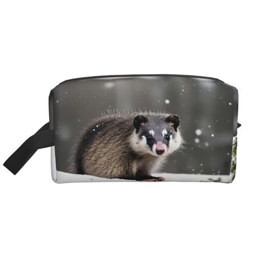 HJLUUFT Opossum Kulturbeutel mit Aufdruck "In Snow" für Männer und Frauen, Reise-Kulturbeutel, Organizer für Erwachsene, Tür, Zimmer, Essentials, Weiss/opulenter Garten, Einheitsgröße HJLUUFT Opossum Kulturbeutel mit Aufdruck "In Snow" für Männer und Frauen, Reise-Kulturbeutel, Organizer für Erwachsene, Tür, Zimmer, Essentials, Weiss/opulenter Garten, Einheitsgröße von HJLUUFT