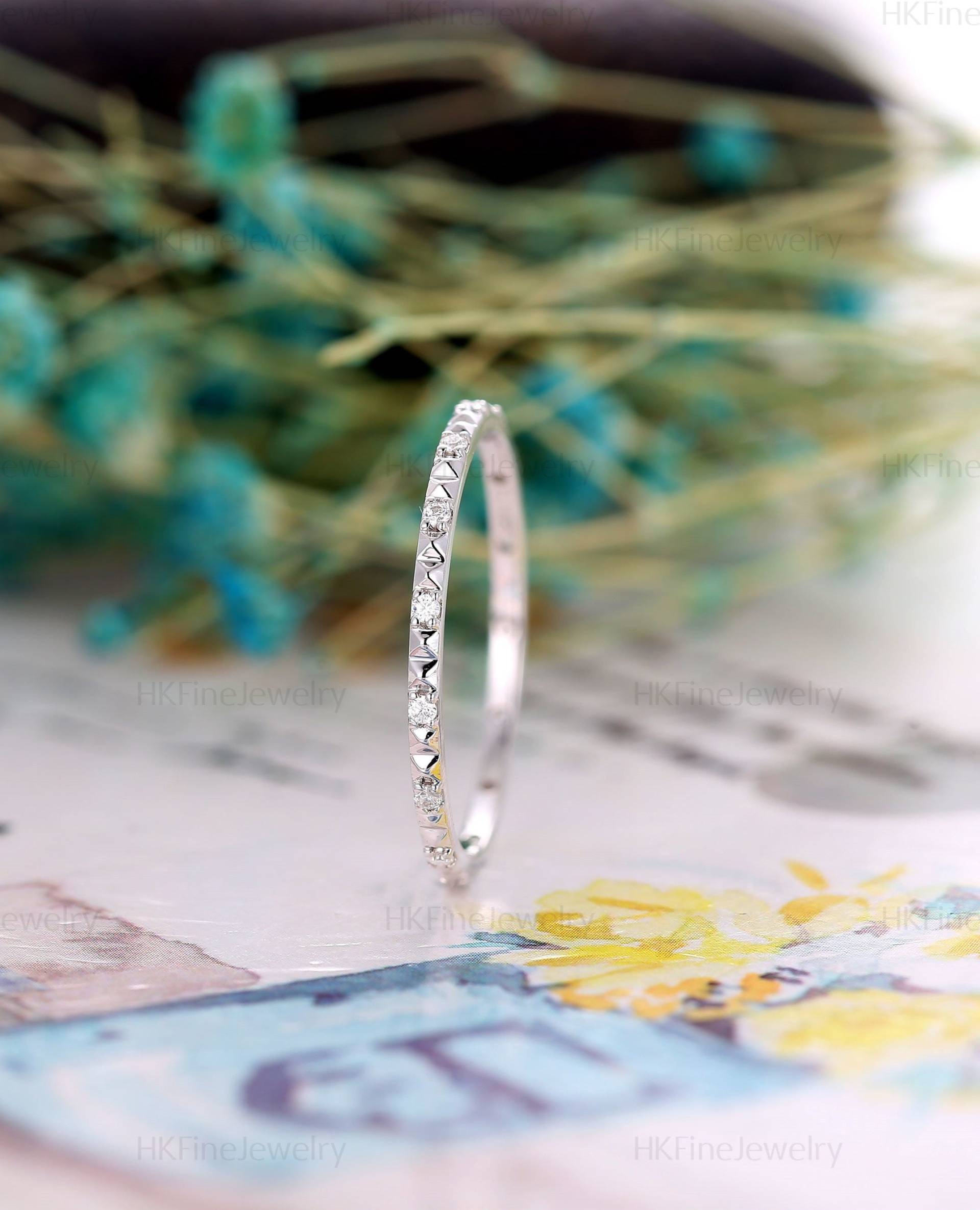 Vintage Moissanit Diamant Ehering Minimalistisch Weiß Gold Full Eternity Stapeln Zierliche Unikat Milgrain Jahrestag Ring von HKFineJewelry