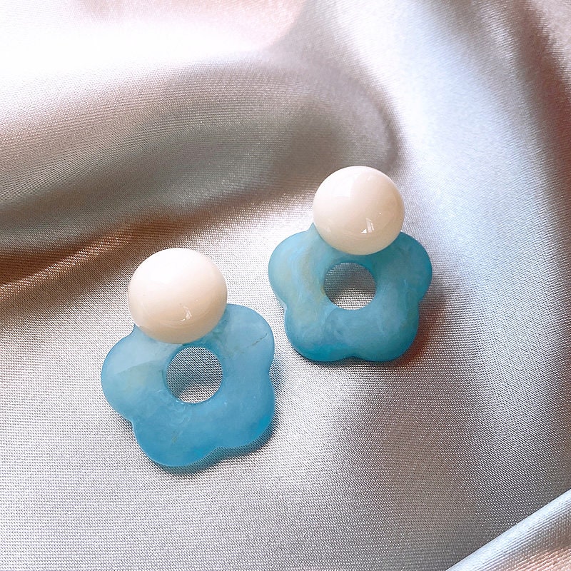 Niche Design Light Luxury High Sense Unique Earrings New Fashion Flower Resin Female Niche Design Light Luxury High Sense Unique Earrings New Fashion Flower Resin Female von HKLaden