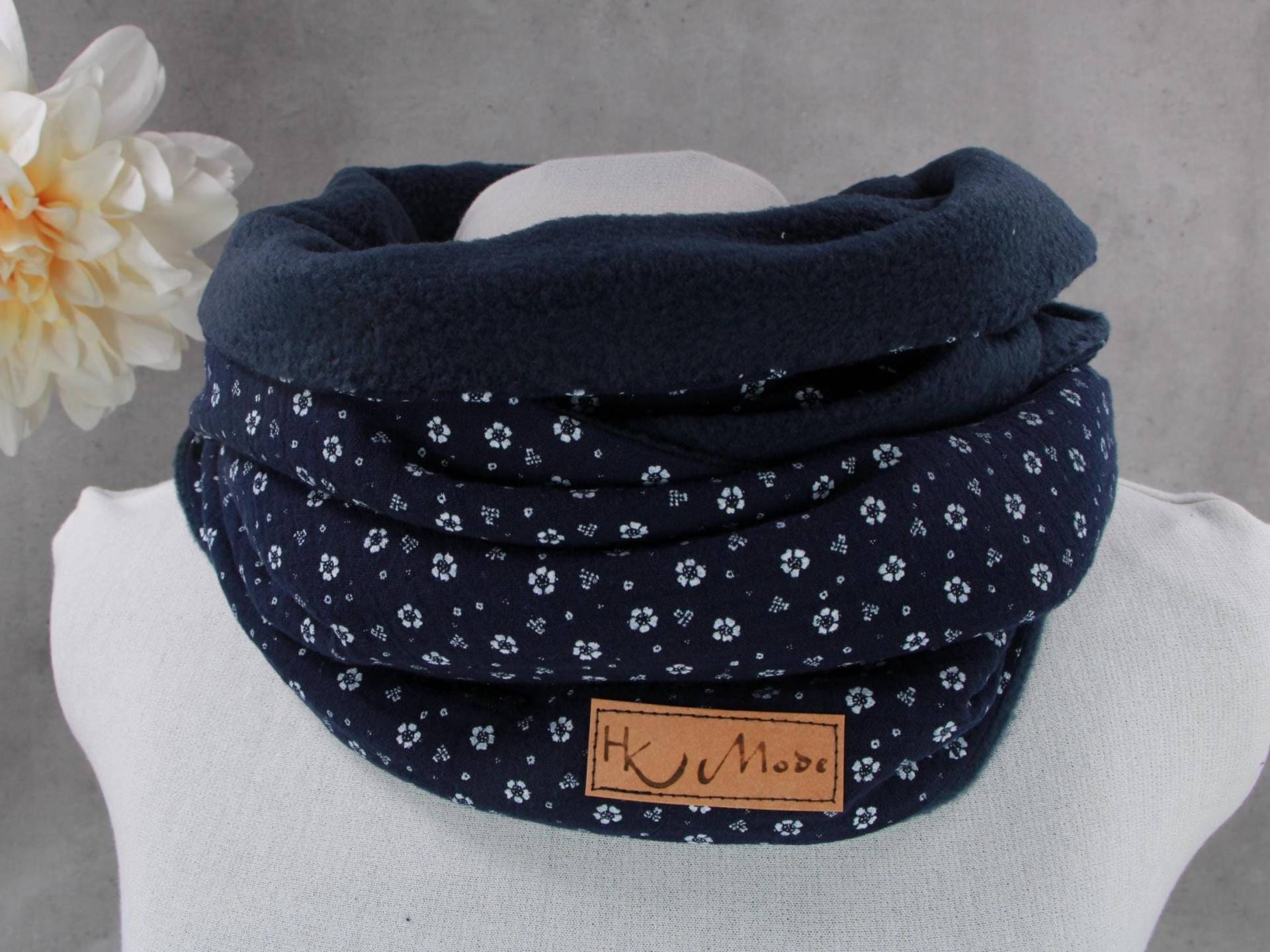 Musselin Loop Schal Mit Fleece, Damen Schlauchschal, Blümchen Dunkelblau von HKModeHandmade