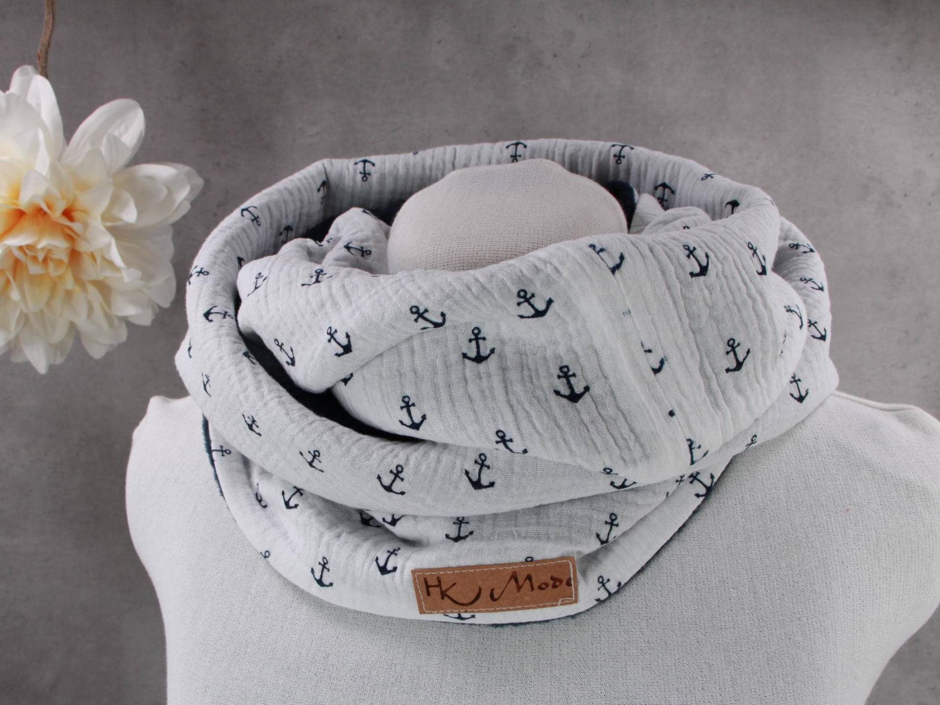 Musselin Loop Schal Mit Fleece, Damen Schlauchschal, Weiß Dunkelblauen Ankern von HKModeHandmade