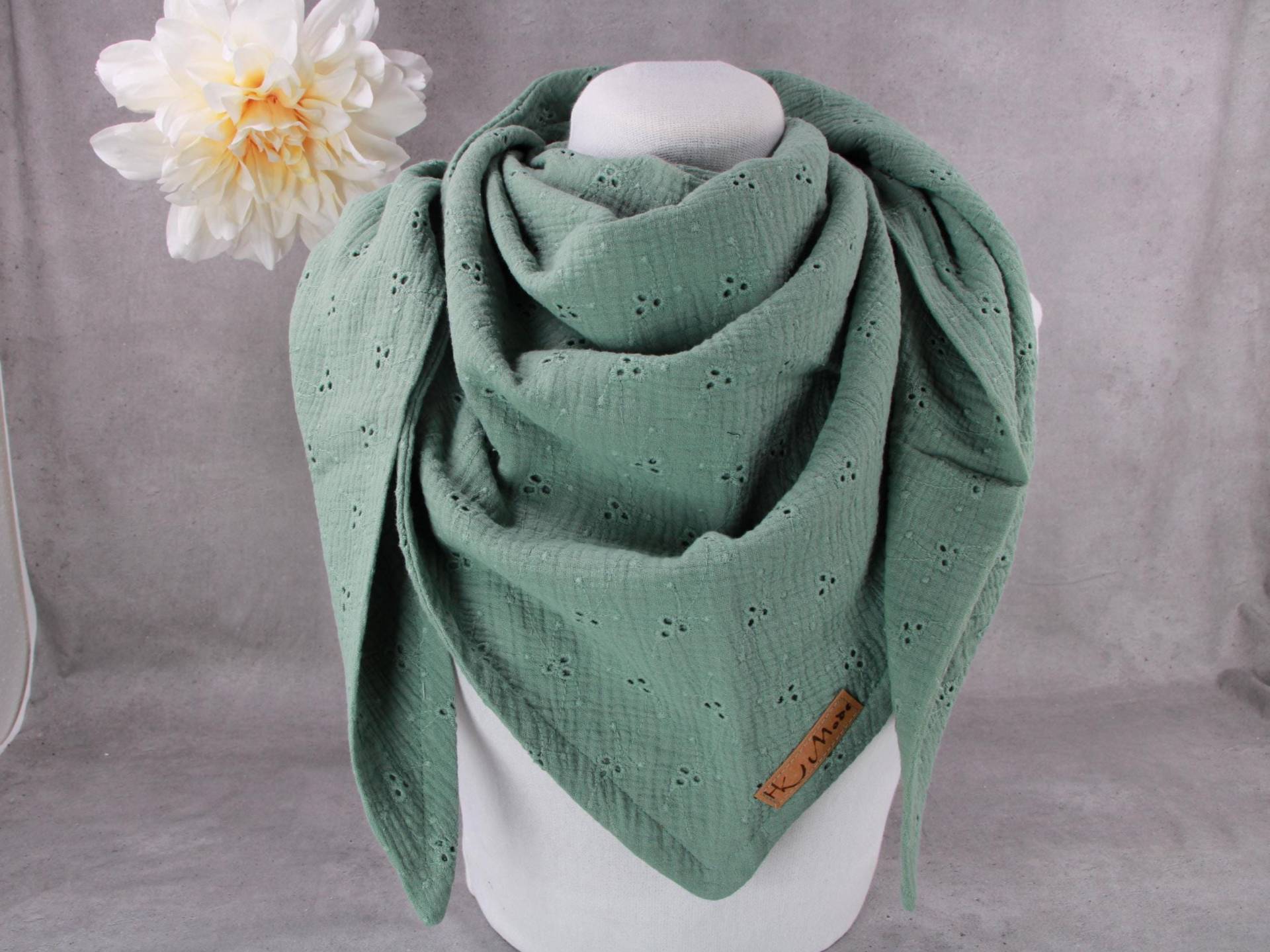 Musselin Tuch Schal Loop Dreieckstuch Damen - Jadegrün Mit Lochstickerei von HKModeHandmade