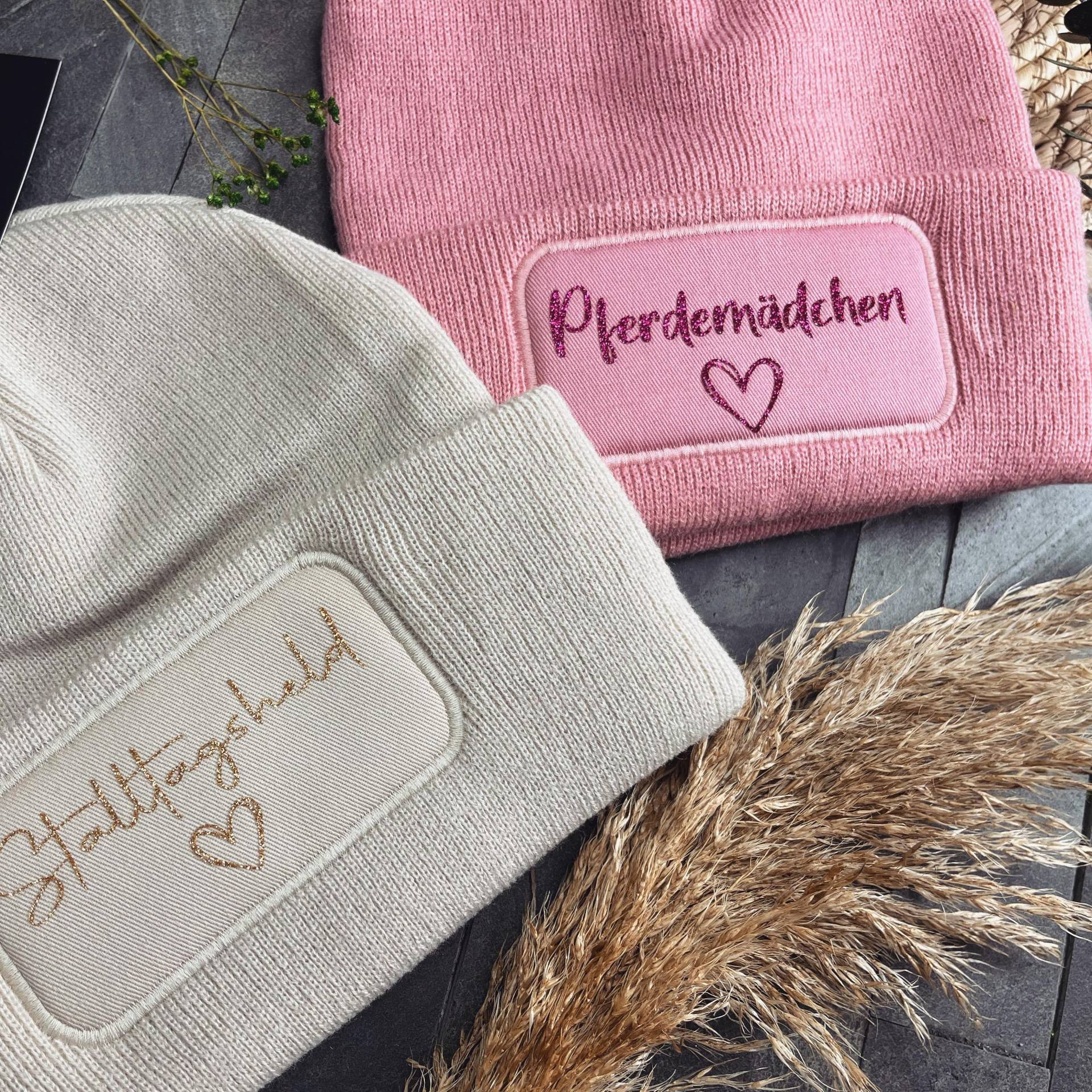 Mütze Beanie Pferdemädchen Individuell Personalisiert Wintermütze Mütze Beanie Pferdemädchen Individuell Personalisiert Wintermütze von HMDesignrundumsPferd