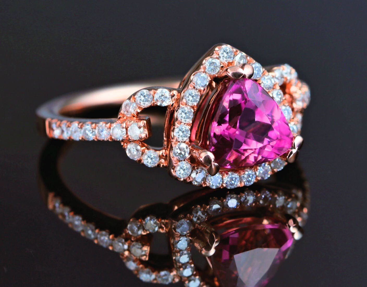 Cruzeiro Rubellit | Turmalin Trillion Solitär Mit Diamant Halo Und Akzenten 14K Roségold Ring Cruzeiro Rubellit | Turmalin Trillion Solitär Mit Diamant Halo Und Akzenten 14K Roségold Ring von HMFineJewelry