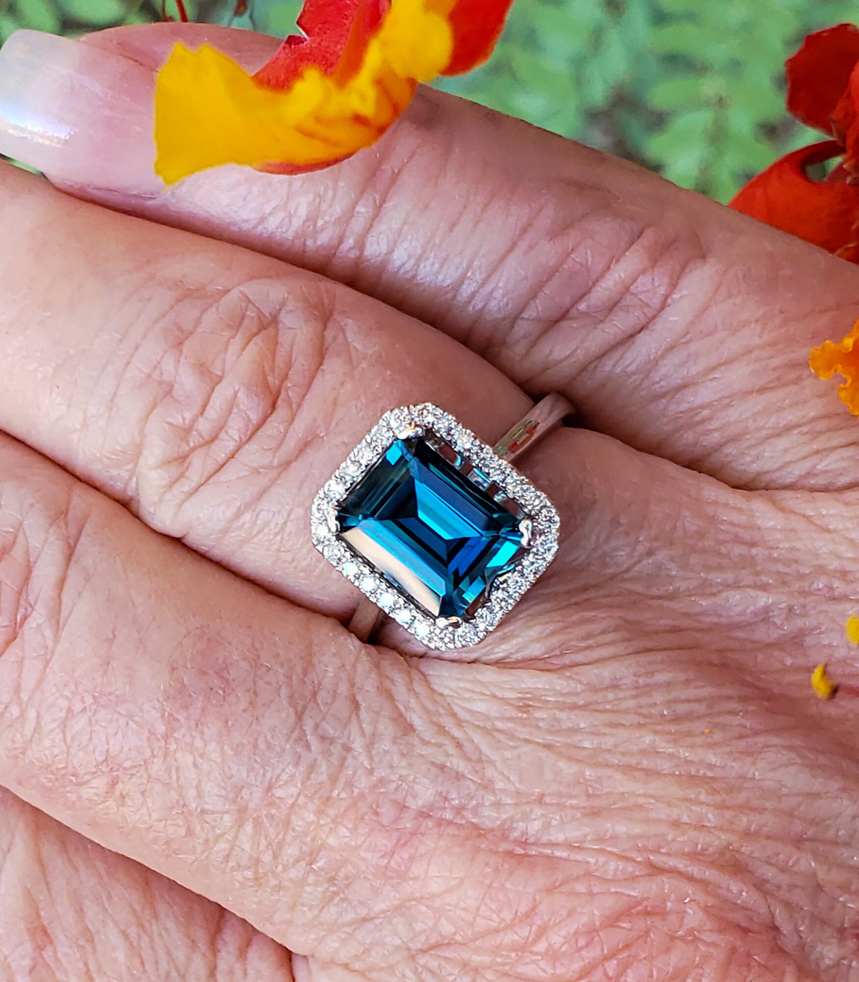 London Blautopas Solitär Ring Mit Diamanten, 14K Weißgold London Blautopas Solitär Ring Mit Diamanten, 14K Weißgold von HMFineJewelry