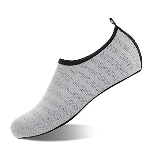 Badeschuhe Strandschuhe Wasserschuhe Aquaschuhe Schwimmschuhe Surfschuhe Barfuß Schuhe für Herren Damen(Hellgrau Lxy,44-45 EU) von HMIYA