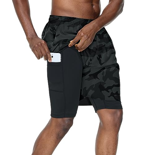 HMIYA Herren 2 in 1 Shorts Fitness Sporthose Kurz Jogginghose Schnelltrocknende Laufhose mit Kompressionsshorts und Taschen Reißverschlussfach(Camo Grau,EU-2XL/US-XL) von HMIYA