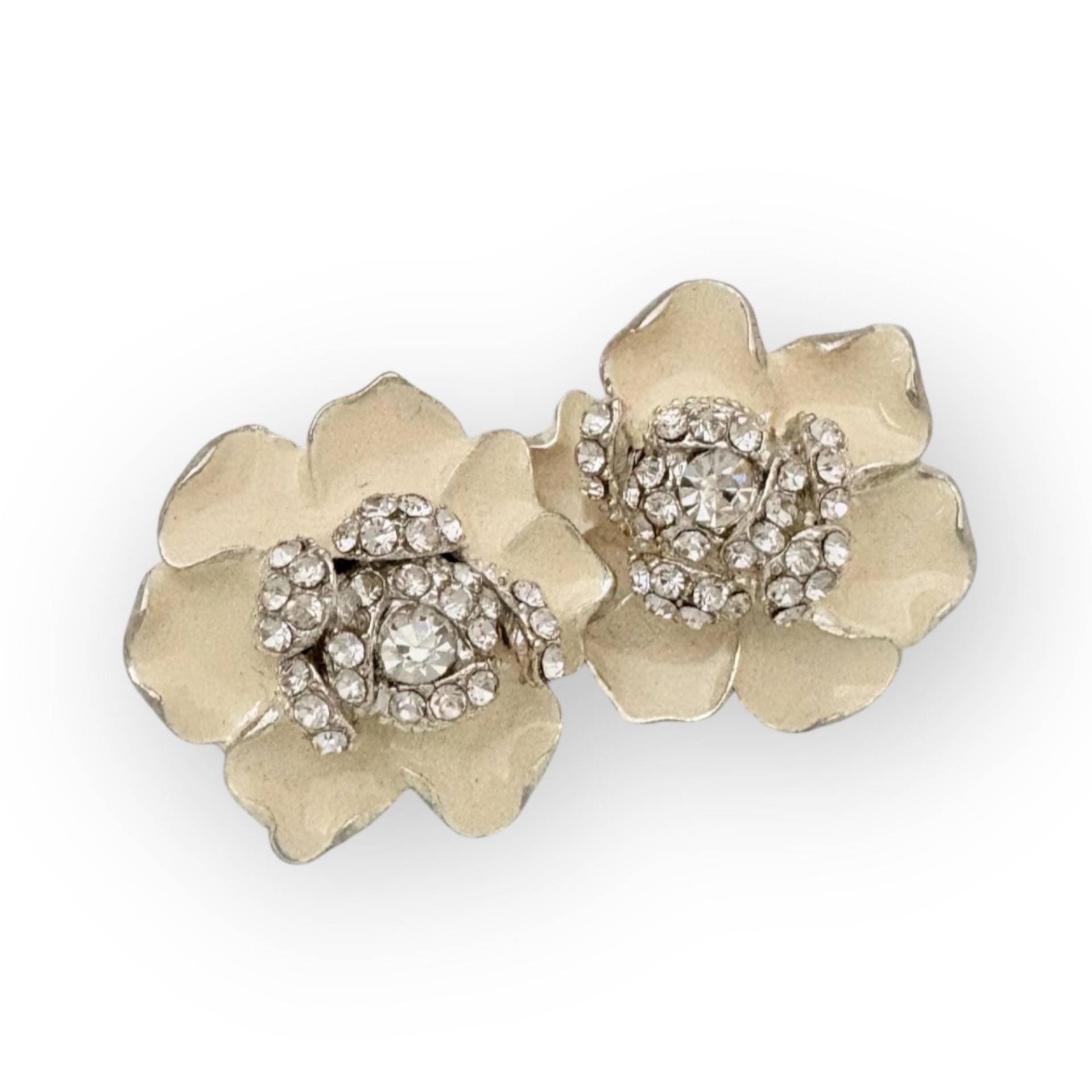 Elegante Blumen Ohrstecker, Goldemail & Strass Ohrringe, Vintage-Schmuck Elegante Blumen Ohrstecker, Goldemail & Strass Ohrringe, Vintage-Schmuck von HMbySemraAscioglu