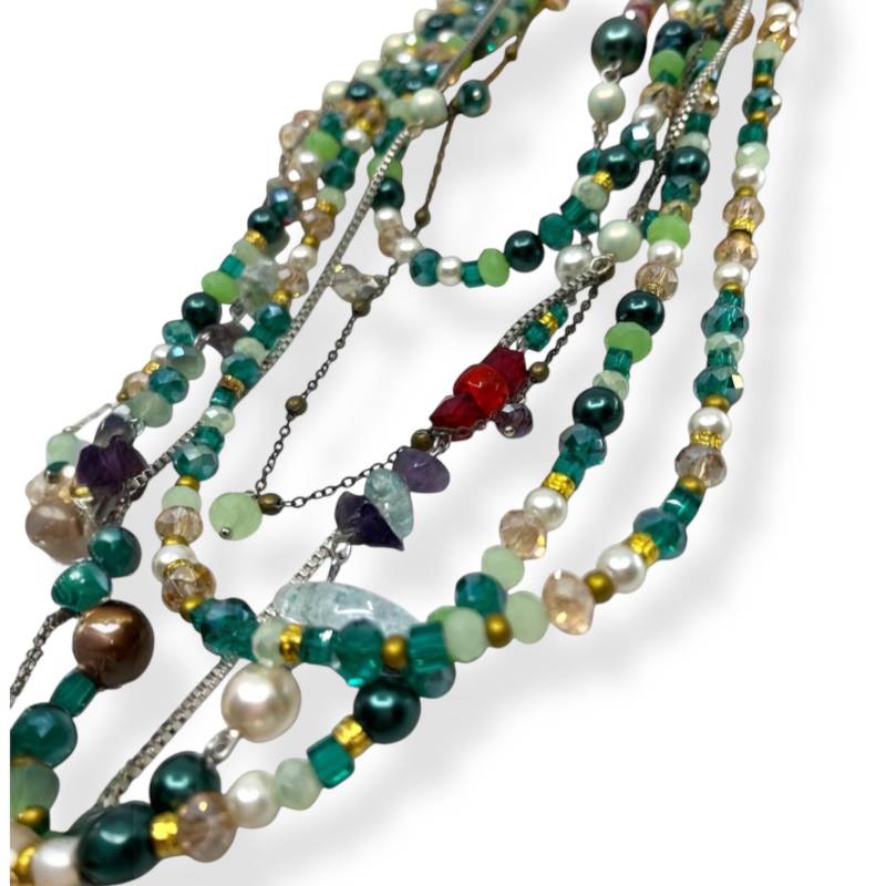 Handgemachte, Boho Style Chic, Multi Strang Layered Grün Und Burgund Shades Color Halskette von HMbySemraAscioglu