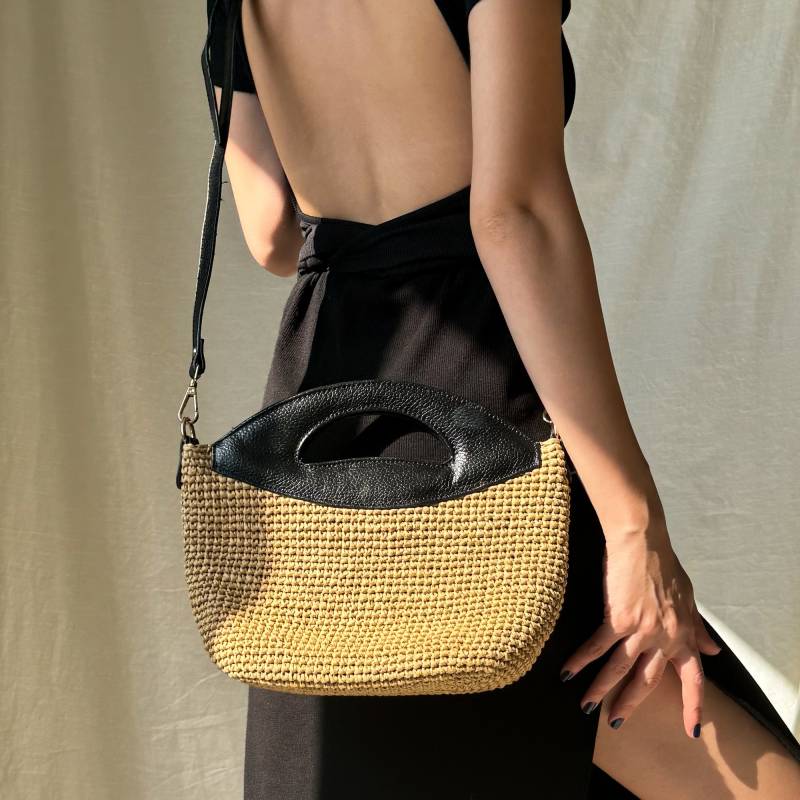 Gehäkelte Umhängetasche Aus Raffia Stroh Geldbörse Mit Lederband, Gewebte Boho Handtasche, Abendtasche Weidegeflecht - Handgefertigtes von HNFhandmadeknitwear