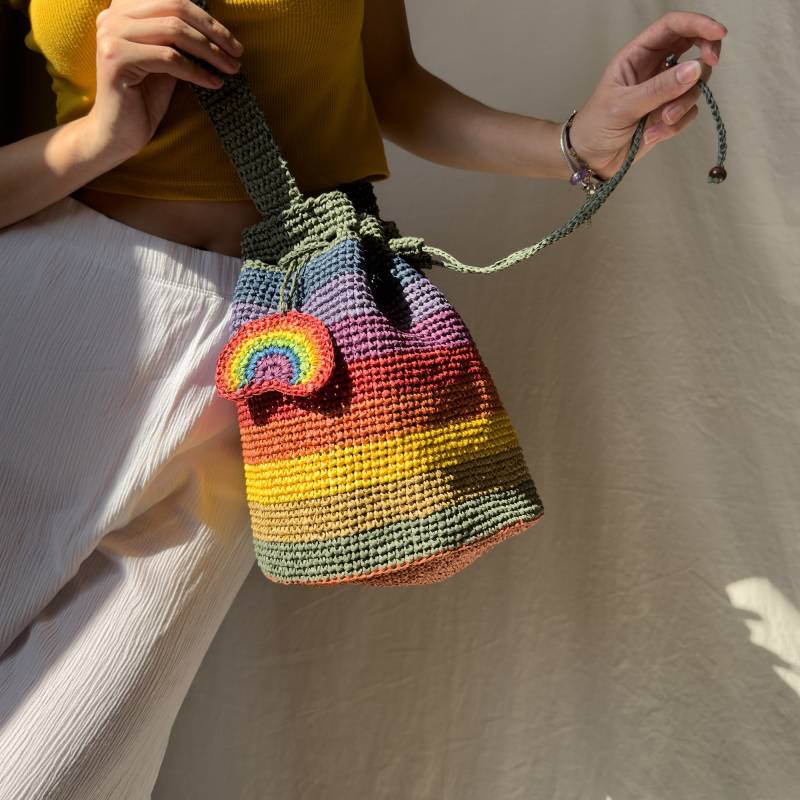 Regenbogen Raffia Eimer Tasche | Gehäkelte Bast Crossbody, Kordelzug Schultertasche, Lgbtq Sommer Strohtasche, Perfektes Geschenk Für Strand & Alltag von HNFhandmadeknitwear